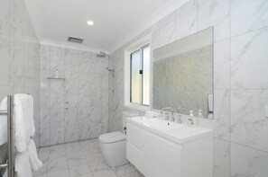Shower, hair dryer, towels, soap - Privacy space  comfort.
Visit Bundanon Stay at Heron's Rest @ Tapitallee Lodges (Tapitallee)