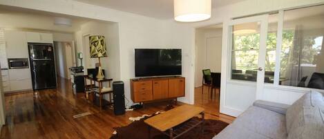 Smart TV, caminetto, lettore DVD, libri
