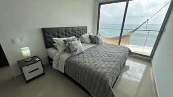 2 bedrooms, in-room safe, desk, iron/ironing board