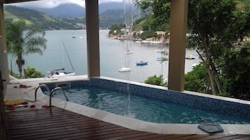 Una piscina cubierta