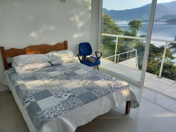 4 slaapkamers, een bureau, een strijkplank/strijkijzer, wifi