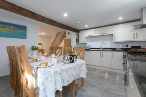 Dining - Maranatha - Central St Ives - Sleeps 8 - Parking - Dog Friendly (St Ives)
