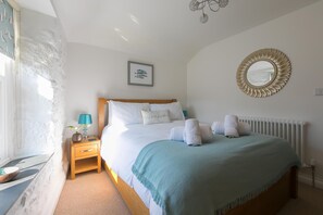 4 bedrooms, iron/ironing board, WiFi, bed sheets - Maranatha - Central St Ives - Sleeps 8 - Parking - Dog Friendly (St Ives)