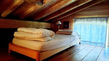 3 slaapkamers, een bureau, een strijkplank/strijkijzer, reisbedje