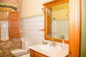 Bañera con ducha, secador de pelo, bidet, toallas