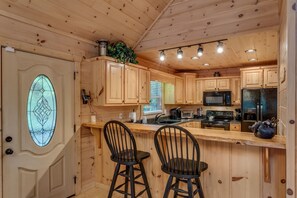 Cabaña, varias camas, para no fumadores | Cocina privada | Refrigerador con congelador, microondas, horno y parrilla de estufa