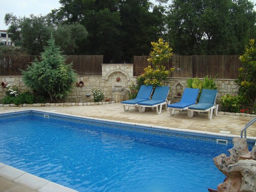 Family - friendly Luxury Stone-built Villa  With Private Pool In Stroumbi