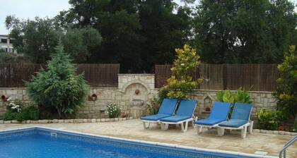 Family - friendly Luxury Stone-built Villa With Private Pool In Stroumbi
