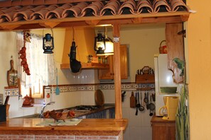 Kjøleskap, mikrobølgeovn, kaffetrakter/tekoker og brødrister