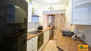 Casa familiar, varias camas, vistas al jardín | Cocina privada | Frigorífico, microondas, horno y placa de cocina