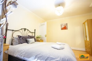 Premium bedding, blackout curtains, iron/ironing board, Internet - Braund Apartment (Greenford)