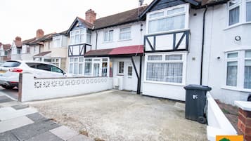 Pintu masuk properti