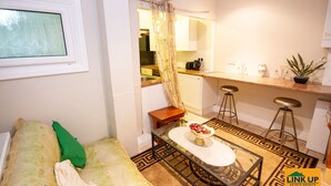 Casa familiar, varias camas, vistas al jardín | Zona de estar | Una televisión