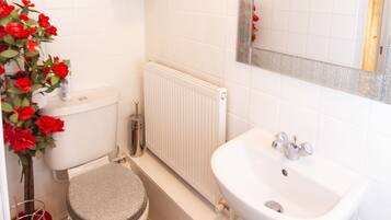 Family House, Multiple Beds, Garden View | Bathroom | Towels