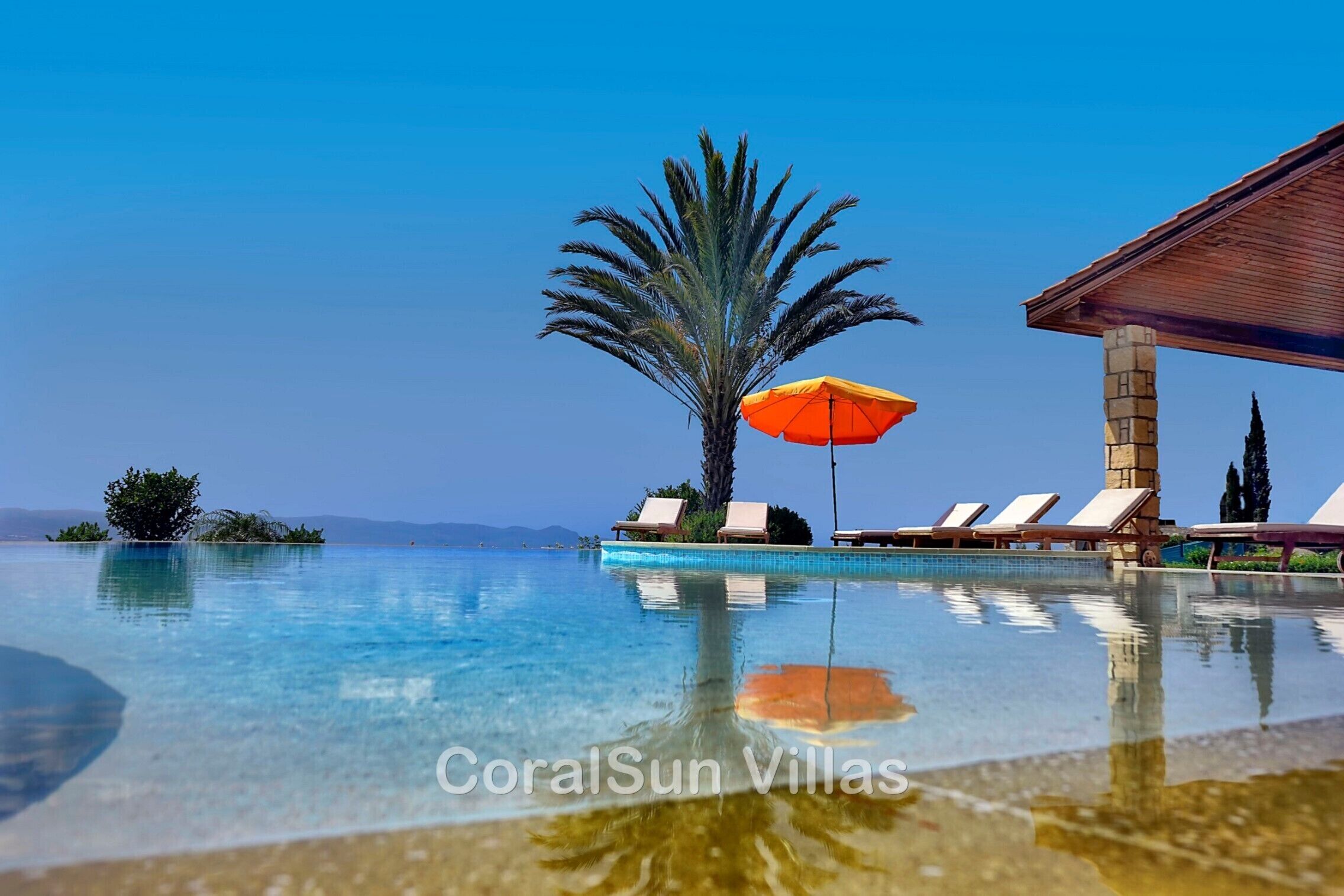 Een buitenzwembad, een verwarmd zwembad