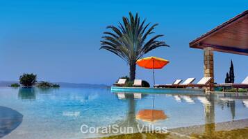 Een buitenzwembad, een verwarmd zwembad