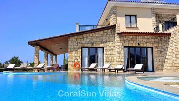 Una piscina al aire libre, una piscina climatizada