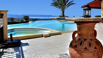 Una piscina al aire libre, una piscina climatizada