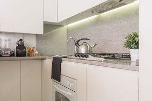 Kühlschrank, Ofen, Herdplatte, Kochgeschirr/Geschirr/Besteck