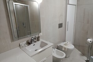 Combined shower/tub, hair dryer, bidet, towels - Brera Anfiteatro Apartment (Milano)