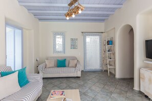 Smart TV, DVD player, books, stereo