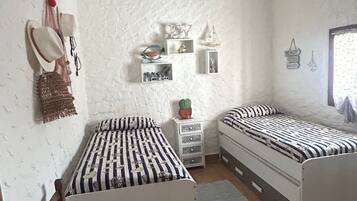 2 عدّة غرف نوم ومكواة/لوح كي وملاءات أسرّة