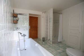 Combined shower/bathtub, hair dryer, towels, toilet paper - Large and pleasant house, with large swimming pool, 3 minutes from Les Vans. (Les Vans)