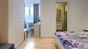 Une chambre à coucher avec un lit, un bureau et une chaise.