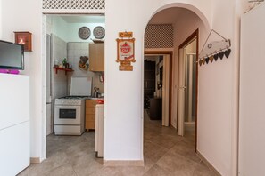 Frigorífico, horno, placa de cocina y cafetera o tetera
