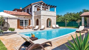 A poolside area with lounge chairs, a stone building, and a pergola. - Villa San Kirin ***** Lavanda, five stars with Whirlpool, Sauna, billiard ... (Vodnjan)
