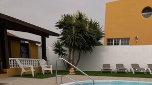 A pool area with hot tubs, lounge chairs, and a pergola. - Ideal villa for relaxation, with pool and whirlpool, good views of the mountains (el roque)
