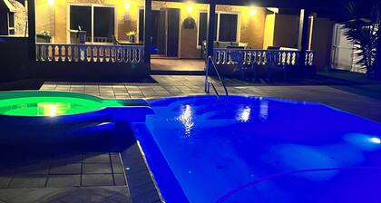 villa idéale pour la détente, avec piscine et jacuzzi, belle vue sur les montagnes