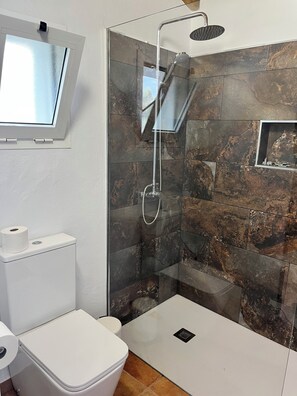 Duschwanne, Whirlpool, Haartrockner, Handtücher