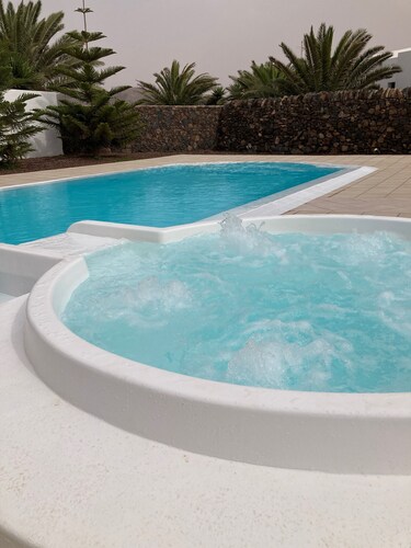 ideale Villa zum Entspannen, mit Pool und Jacuzzi, gute Aussicht auf die Berge