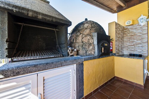 Ideal villa for relaxation, with pool and whirlpool, good views of the mountains