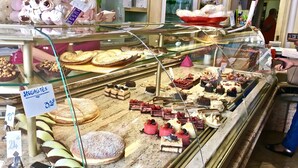 Eine Verkaufstheke mit verschiedenen Backwaren und Desserts.