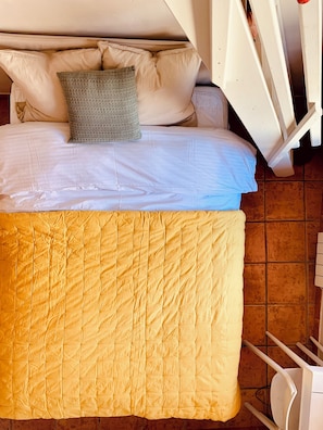 3 habitaciones, escritorio, tabla de planchar con plancha y wifi gratis 