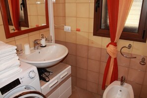 Asciugacapelli, accappatoio, asciugamani, sapone