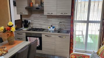 Kühlschrank, Ofen, Herdplatte, Wasserkocher mit Kaffee-/Teezubehör