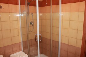 Een haardroger, badjassen, handdoeken, zeep