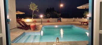 En privat villa med havudsigt med opvarmet udendørs jacuzzi og spa