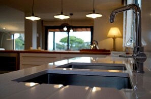 Geladeira, micro-ondas, fogão, cooktop