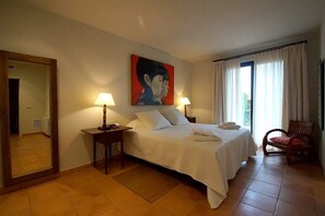 4 quartos, ferros/tábuas de passar roupa, berço de viagem