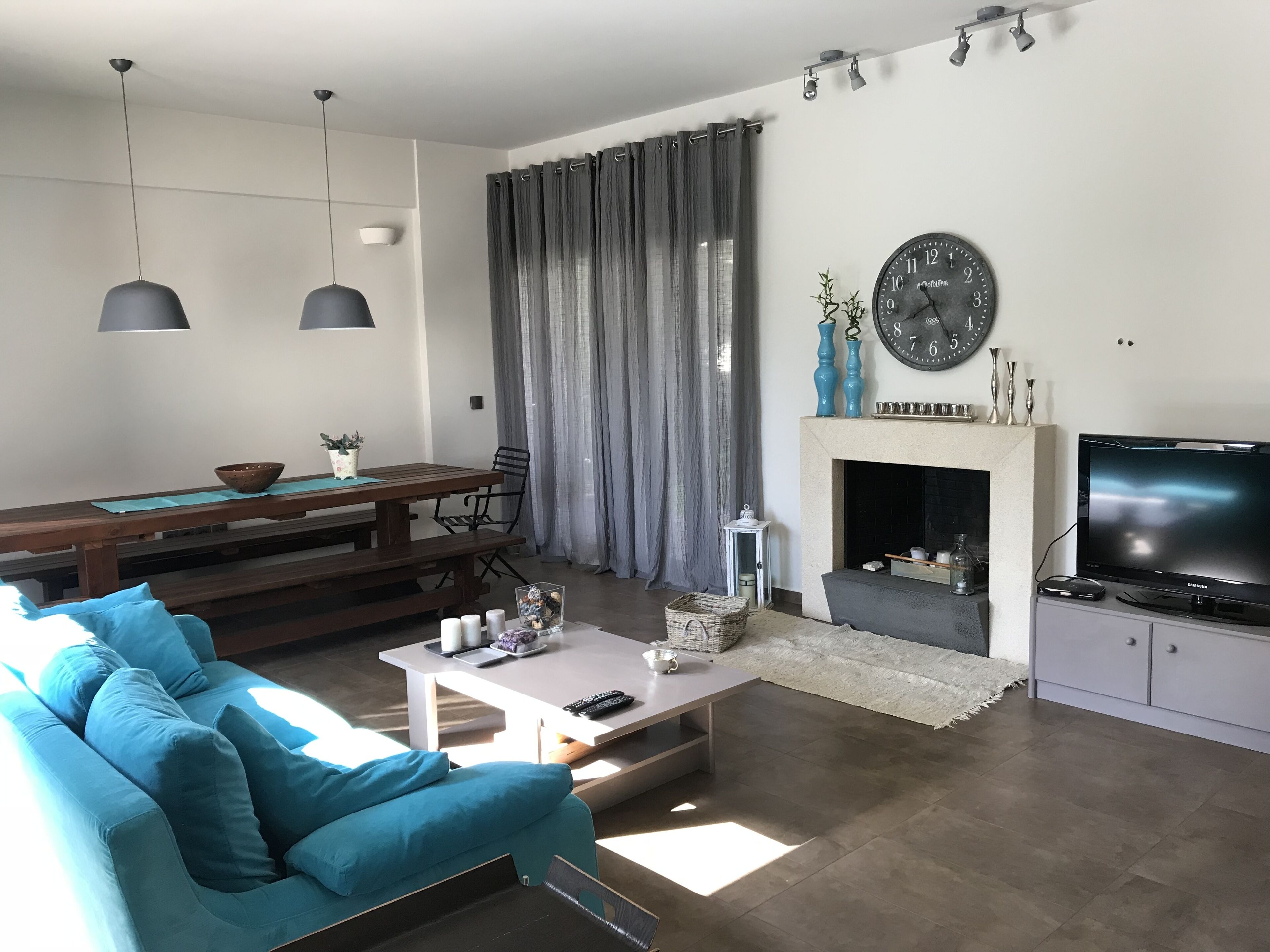 Smart TV, fireplace