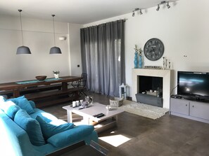 Smart TV, fireplace - Luxury country house (Rododafni)