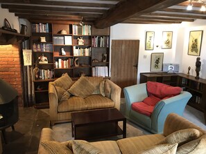 Fernseher, Bücher, Musikbibliothek, Stereoanlage