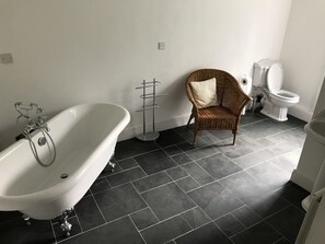 Badewanne, Haartrockner, Handtücher, Toilettenpapier