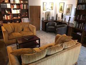 Fernseher, Bücher, Musikbibliothek, Stereoanlage