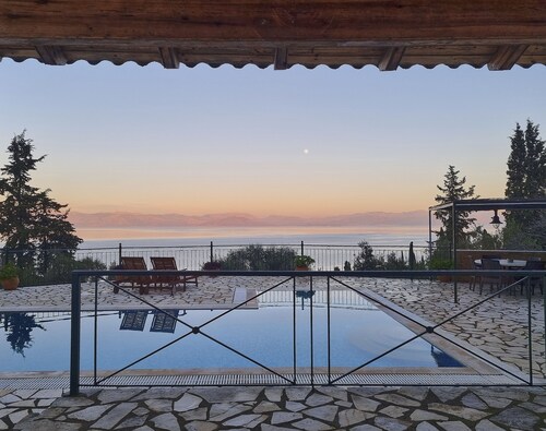  Διώροφη Βίλα με Ιδιωτική Πισίνα BBQ & Playroom θέα στην θάλασσα