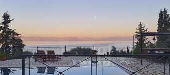  Διώροφη Βίλα με Ιδιωτική Πισίνα BBQ & Playroom θέα στην θάλασσα